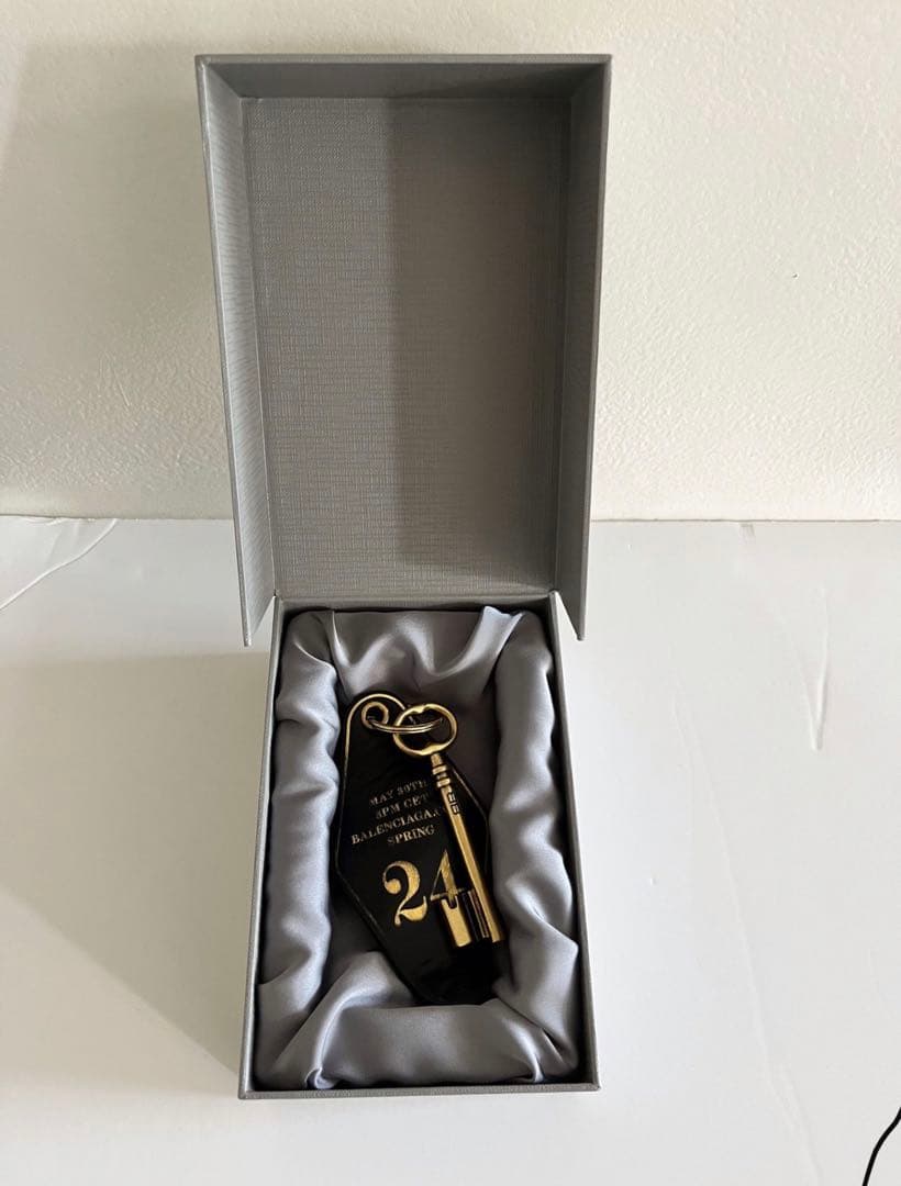 小物 balenciaga invitation spring 24