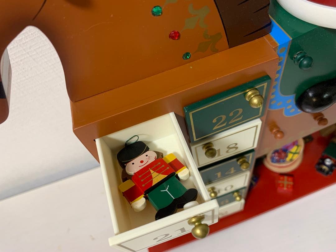 アドベントカレンダー コストコ　木製　サンタと馬