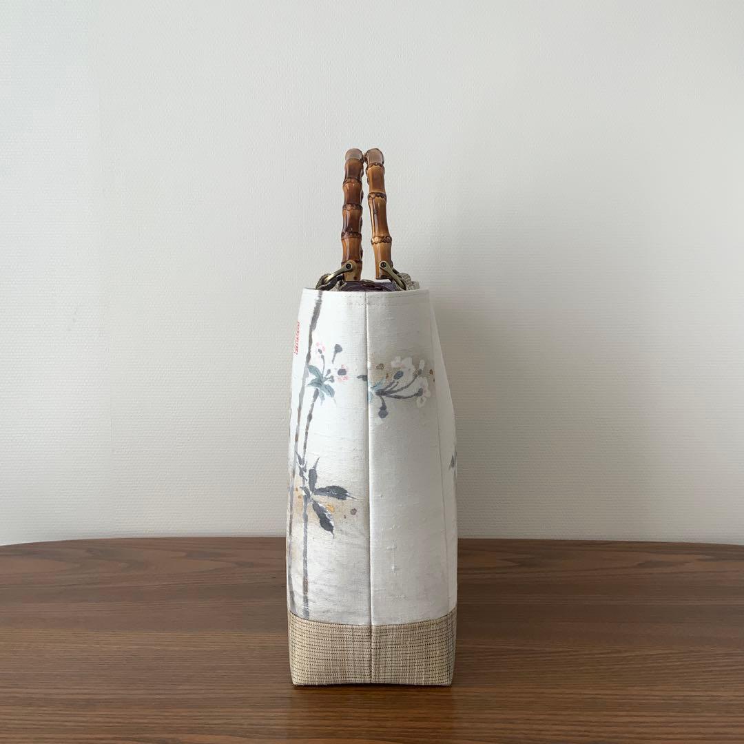 A4サイズ対応　紬帯　手描きの枝桜　リメイク　バンブーハンドルバッグ　ポーチ付き