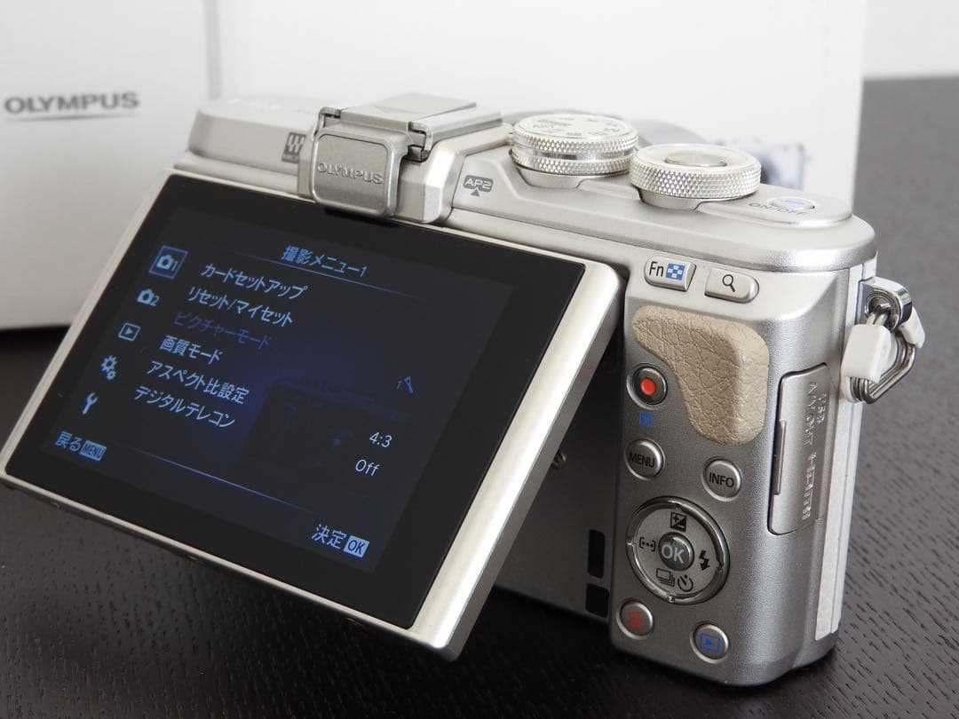 OLYMPUS PEN E-PL8 ダブルズーム ホワイト オリンパスミラーレス