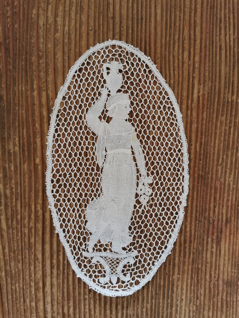 アンティークブルージュ 壺を頭にのせ歩く古代の女性と花束 ボビンレース編ドイリー