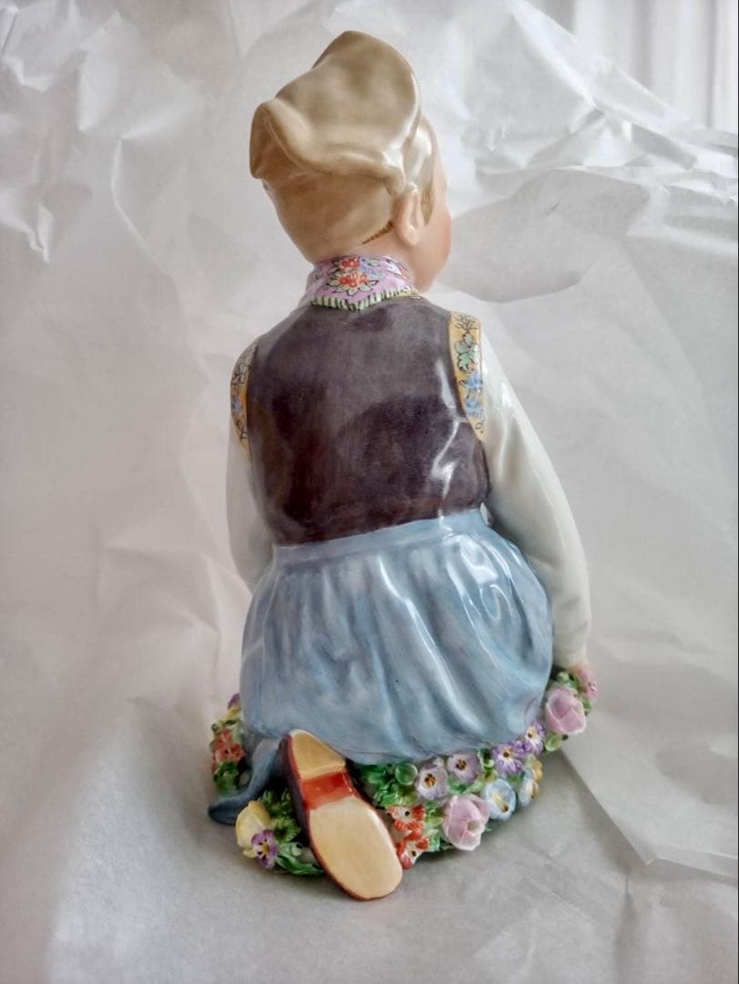 尚　　ロイヤルコペンハーゲン　フィギュリン　陶器人形　民族衣装シリーズ