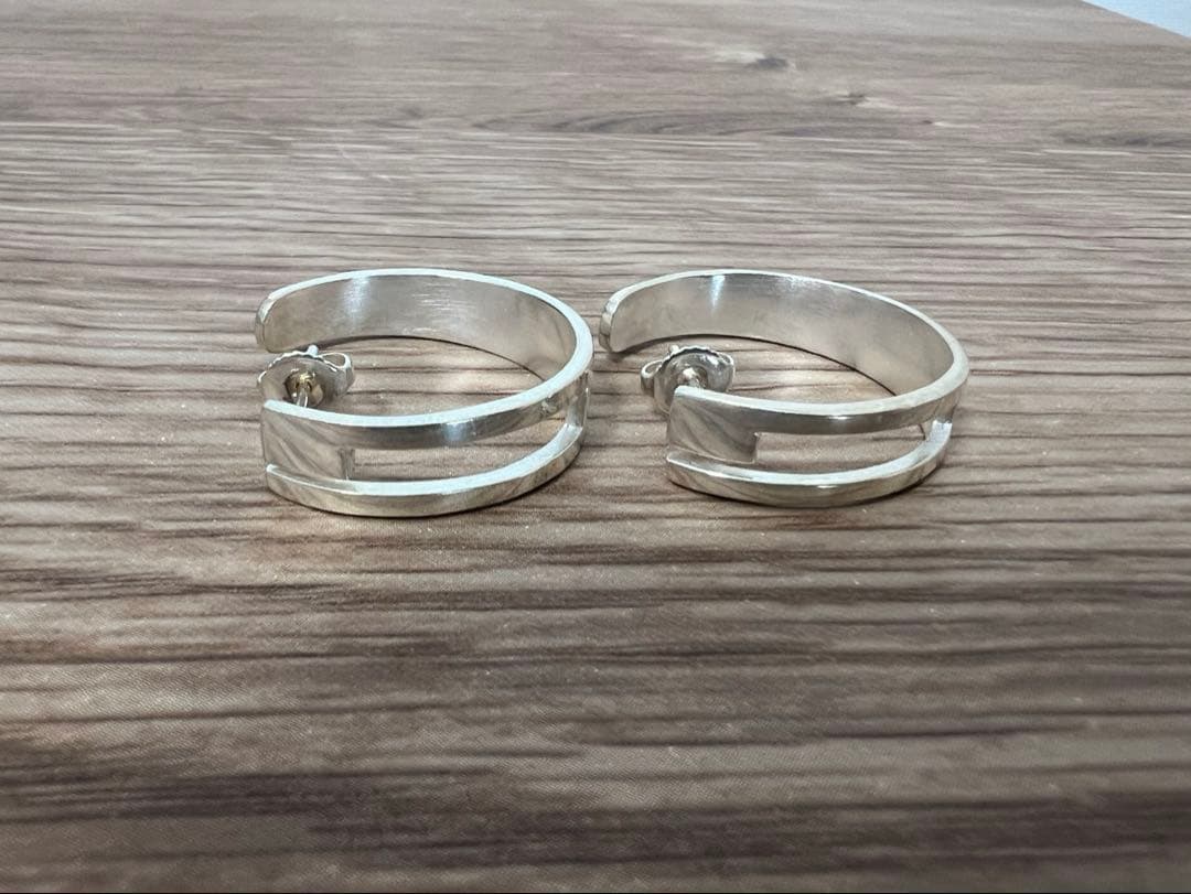 【値下げしました】GUCCI シルバーフープピアス　箱、収納袋付き