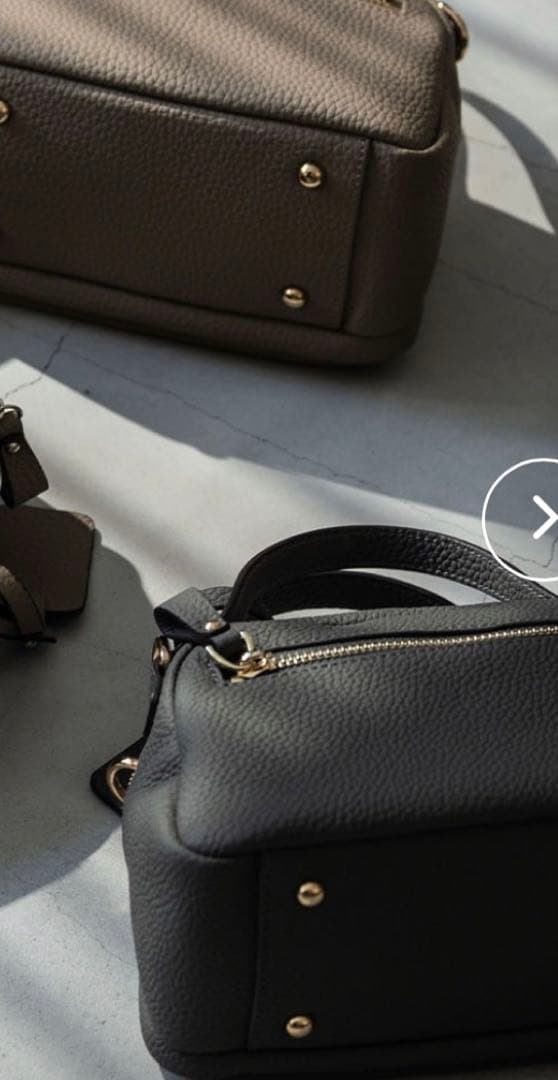 【美品】ヘイニ　ベイビーロシェ　ショルダーバッグ　本革　黒　金具金