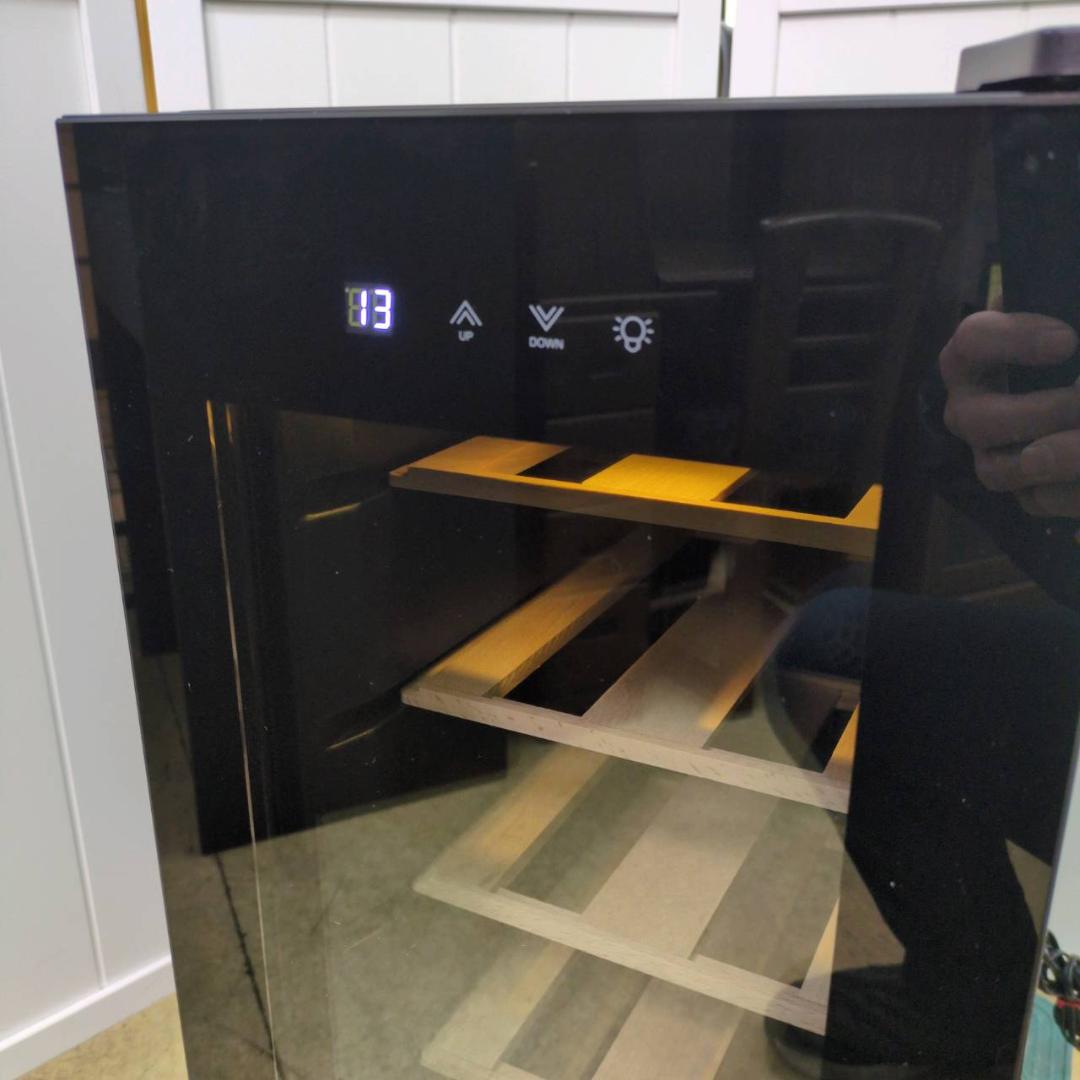 ★ PlusQ 12本収納ワインセラー　ペルチェ式 B　WC-012P　40L