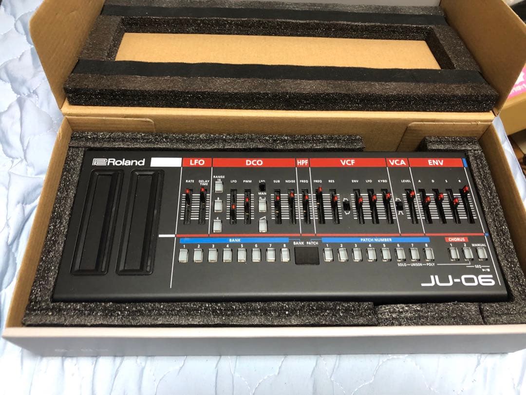 Roland JU-06 シンセサイザー