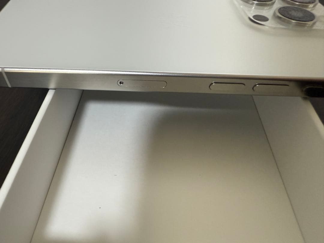 【訳あり】Apple iPhone 15Pro ホワイトチタニウム（ケース付き）