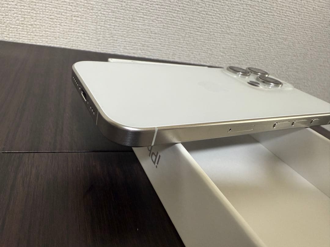 【訳あり】Apple iPhone 15Pro ホワイトチタニウム（ケース付き）