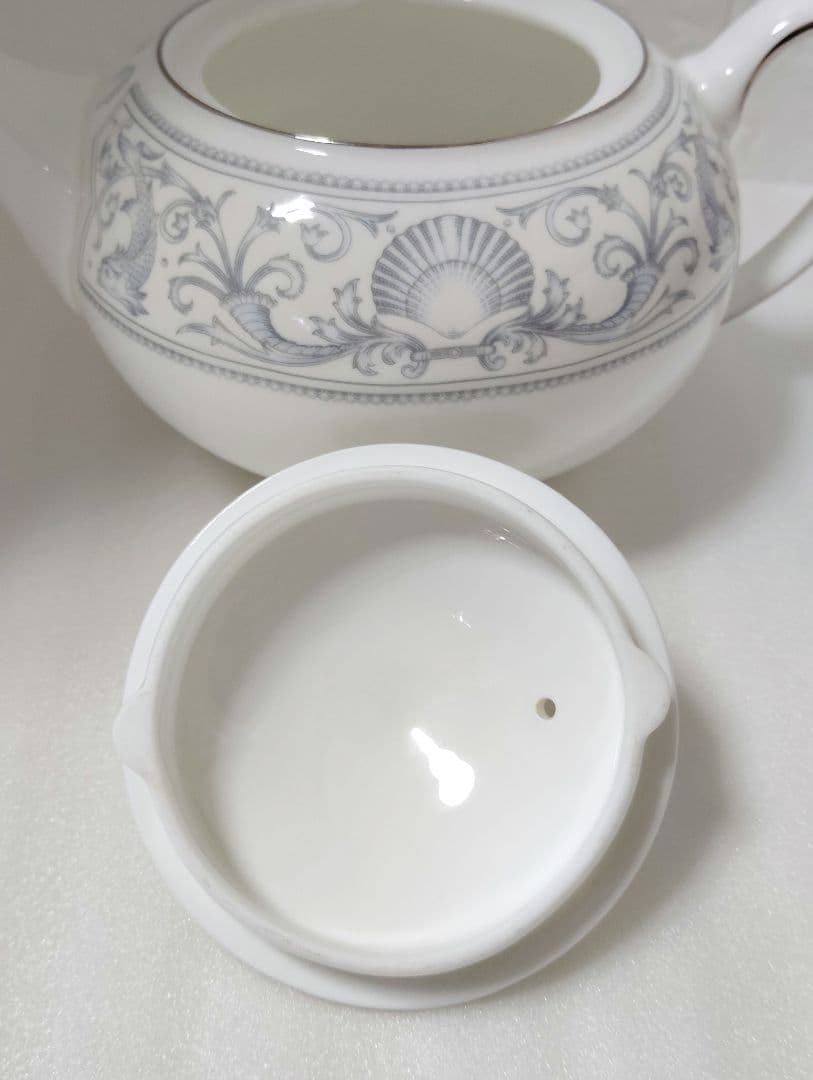 ウェッジウッド　ドルフィンホワイト　希少　ティーポットとカップ＆ソーサー　1客