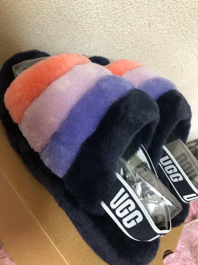 9日だけ本日値下げ！希少レアカラー未使用品UGGフラッフ イヤー サンダル