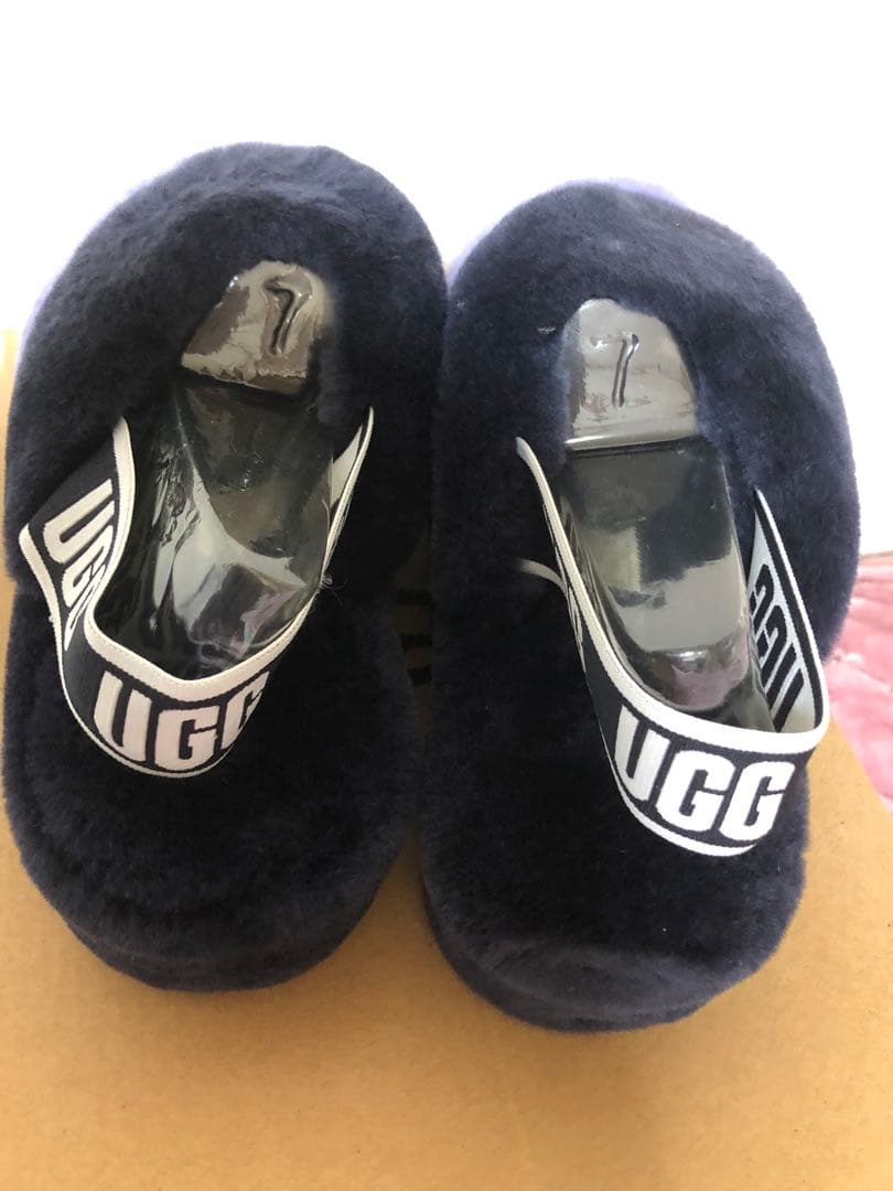 9日だけ本日値下げ！希少レアカラー未使用品UGGフラッフ イヤー サンダル