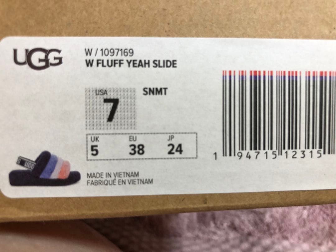 9日だけ本日値下げ！希少レアカラー未使用品UGGフラッフ イヤー サンダル