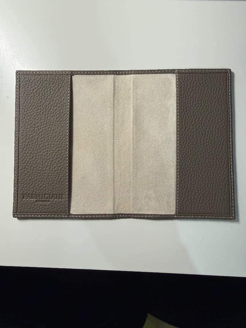 新品・未使用【PARMIGIANI FLEURIERレザー製のパスポートケース】