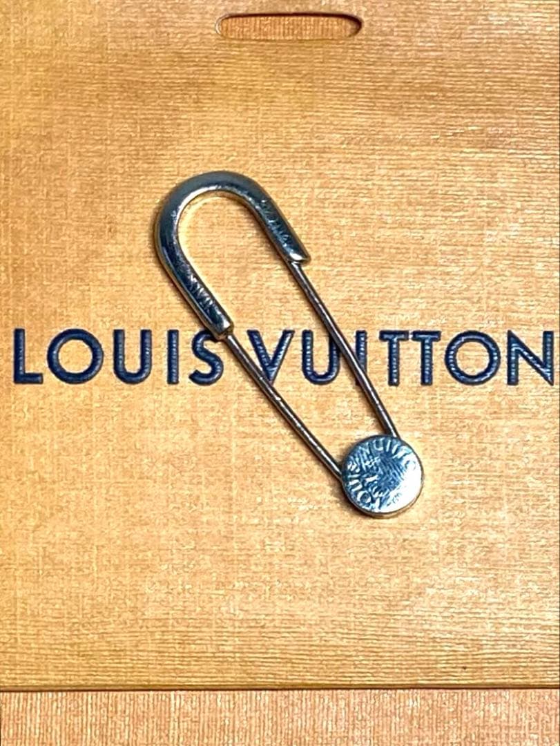 ルイヴィトン　ピンブローチ　ピンバッチ　安全ピン　シルバー系