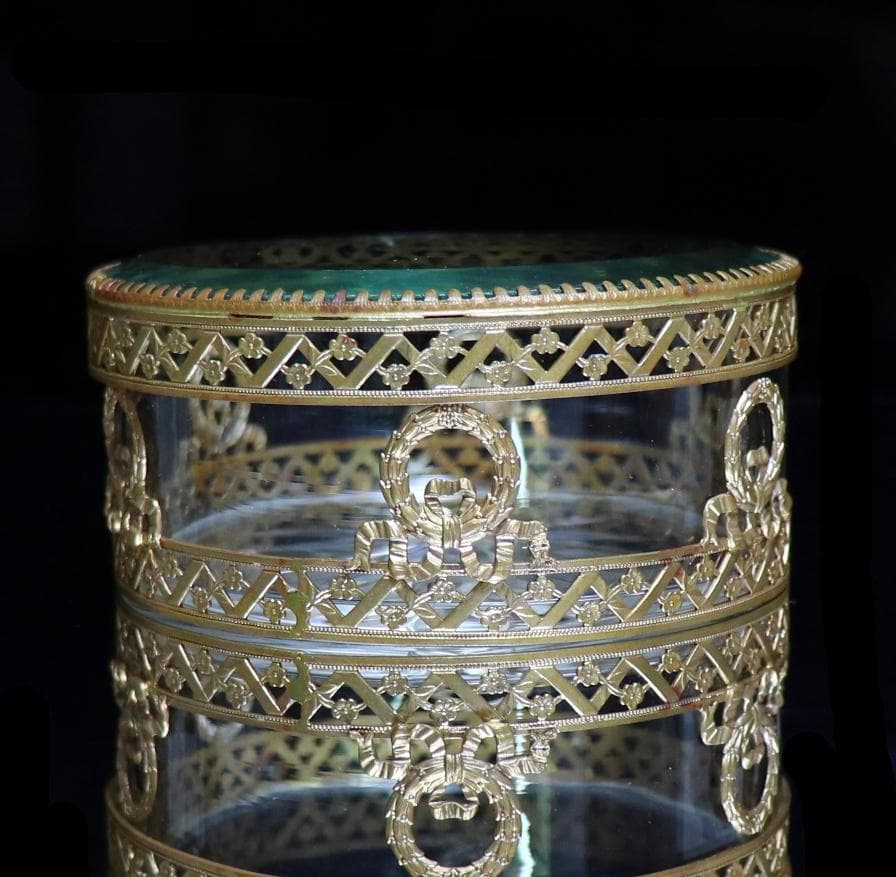 オールド・バカラ 1880年頃 ブロンズ装飾小物入れ 切子 花つなぎ文様とリボン