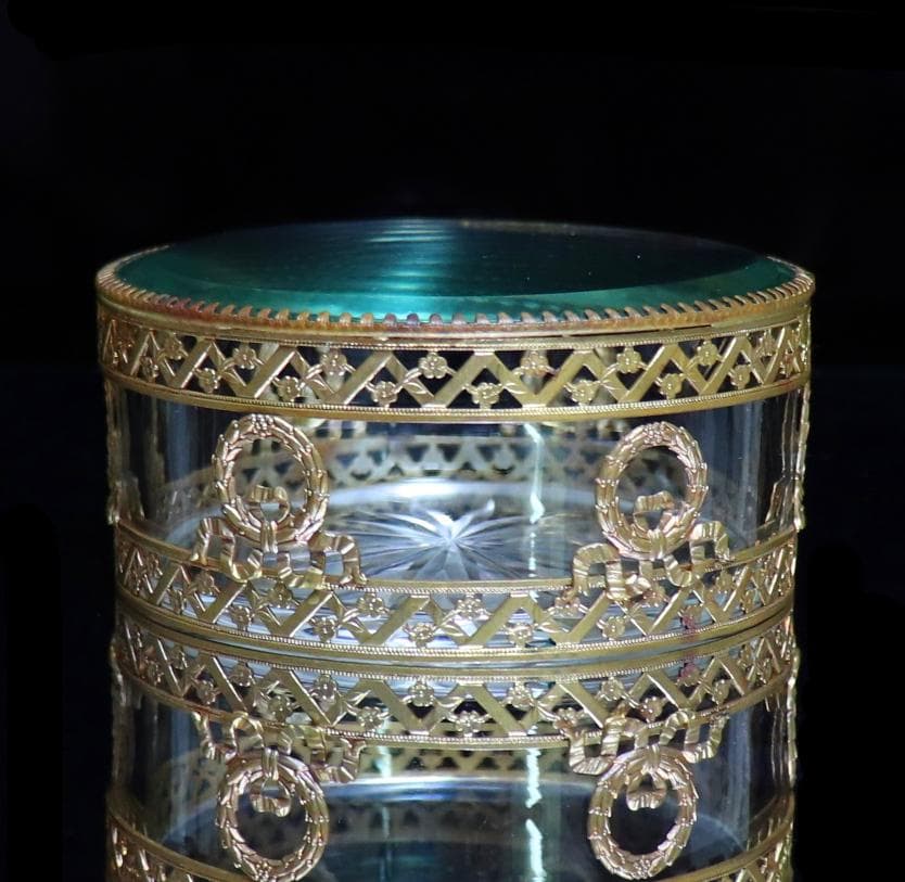 オールド・バカラ 1880年頃 ブロンズ装飾小物入れ 切子 花つなぎ文様とリボン