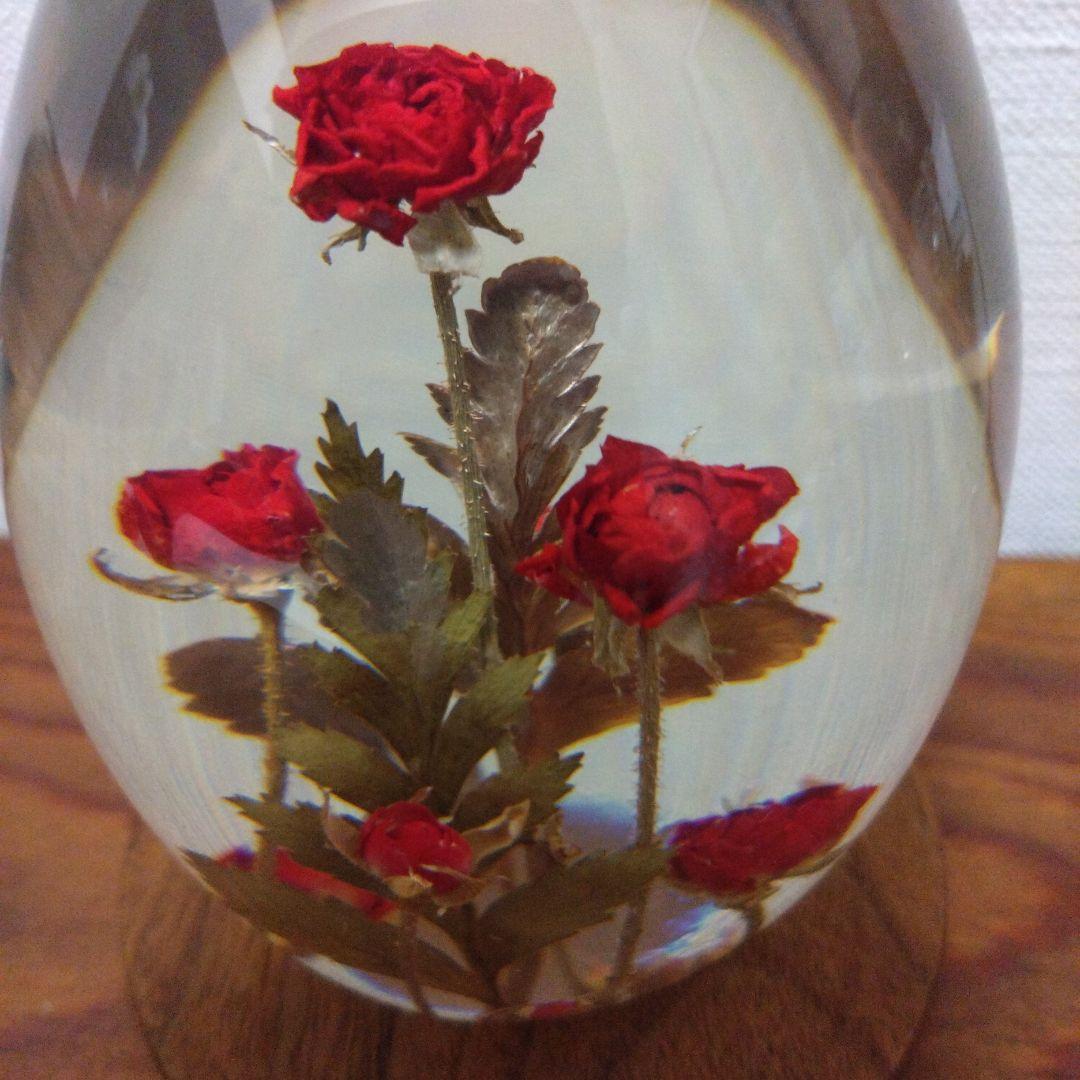 エッグ型クリスタルオブジェ 赤いバラ