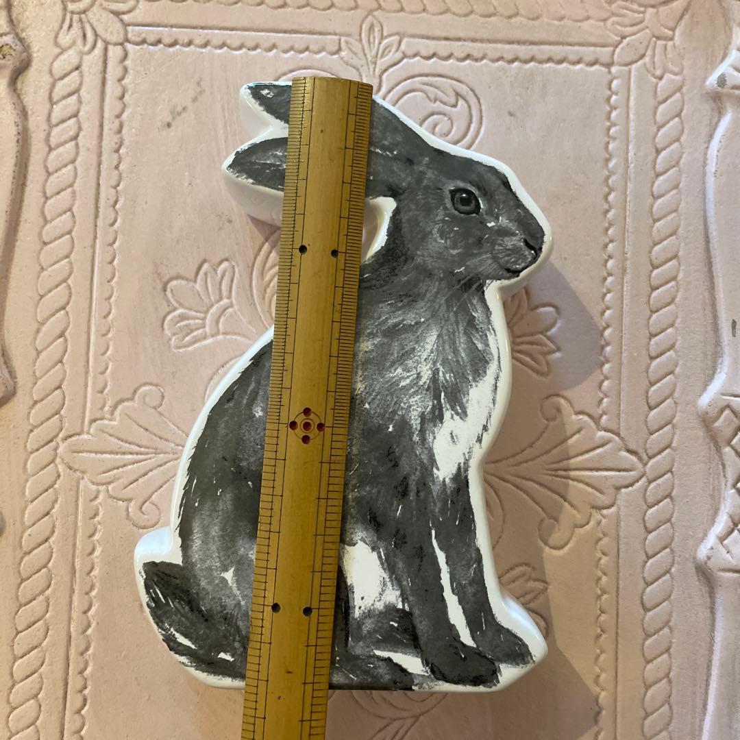 古いうさぎの陶器貯金箱