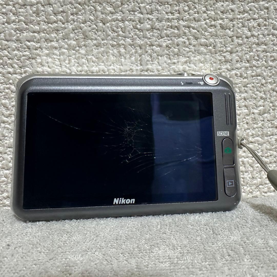 動作品✨️バッテリー充電器付き　COOLPIX S6400 デジカメ　シルバー　銀