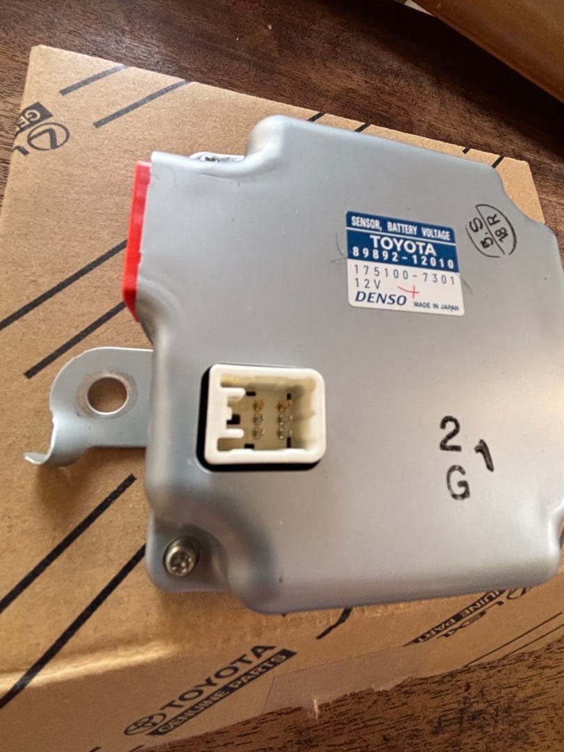 トヨタ ノア ハイブリッド/ZWR80 ボルテージセンサー89892-12010