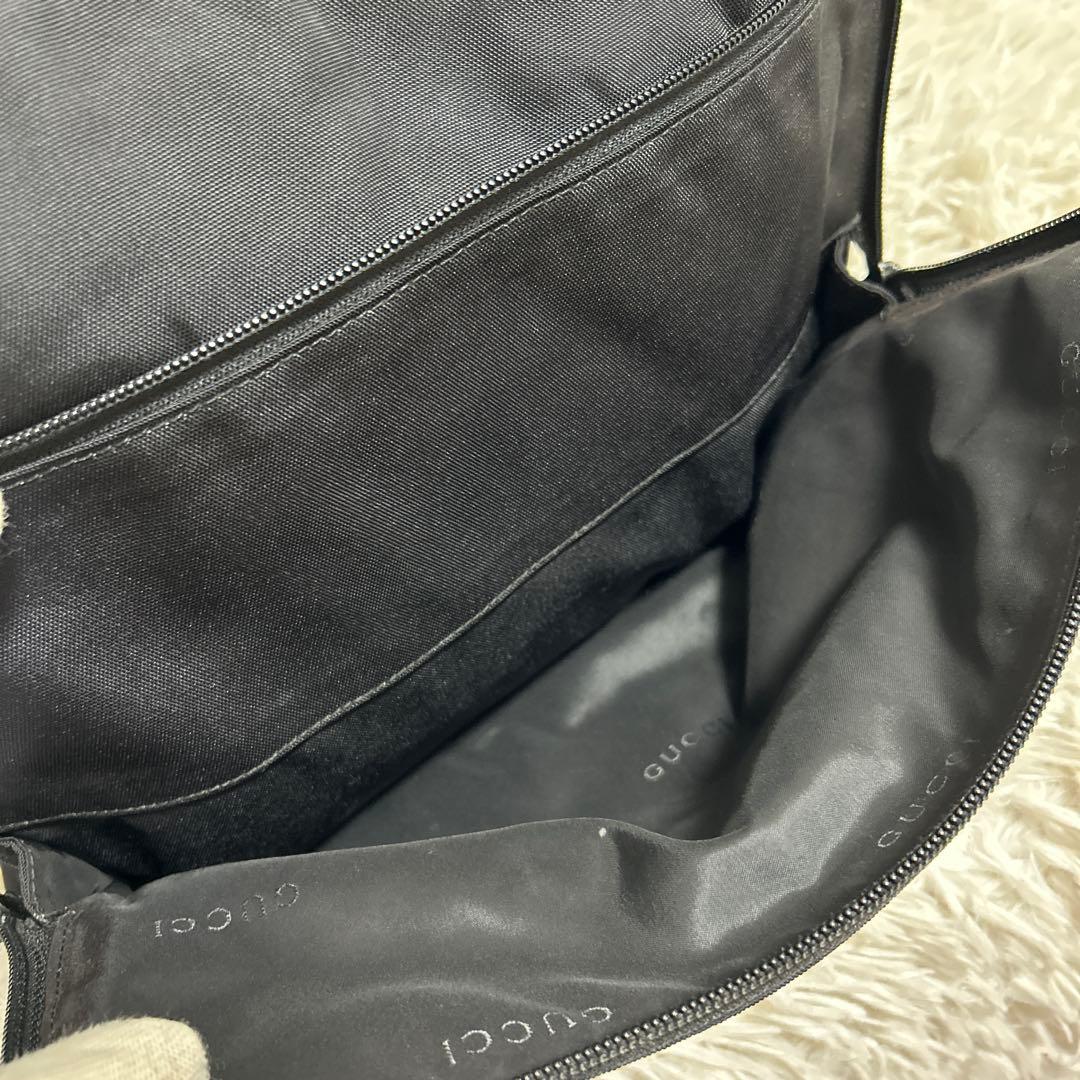 GUCCI ショルダーバッグ　ロゴプレート　ナイロン　ブラック　ロゴ