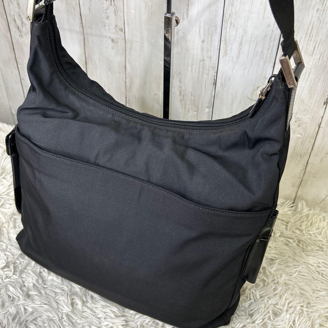 GUCCI ショルダーバッグ　ロゴプレート　ナイロン　ブラック　ロゴ