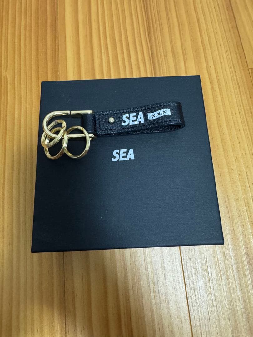 wind and sea God Selection レザーキーホルダー