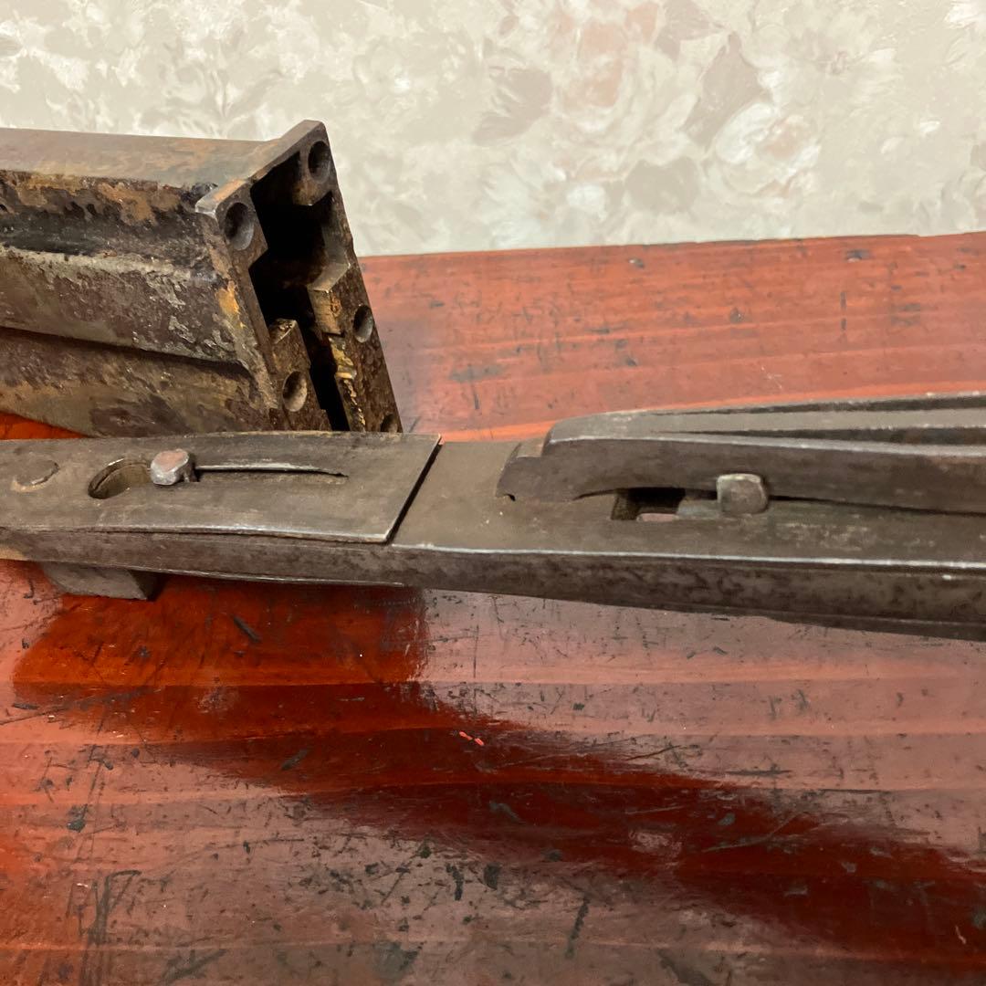 古い特大の錠前と鍵と思われますが果たして？