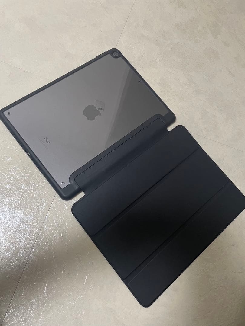 iPad 代7世代スペースグレー ブラックカバー付き