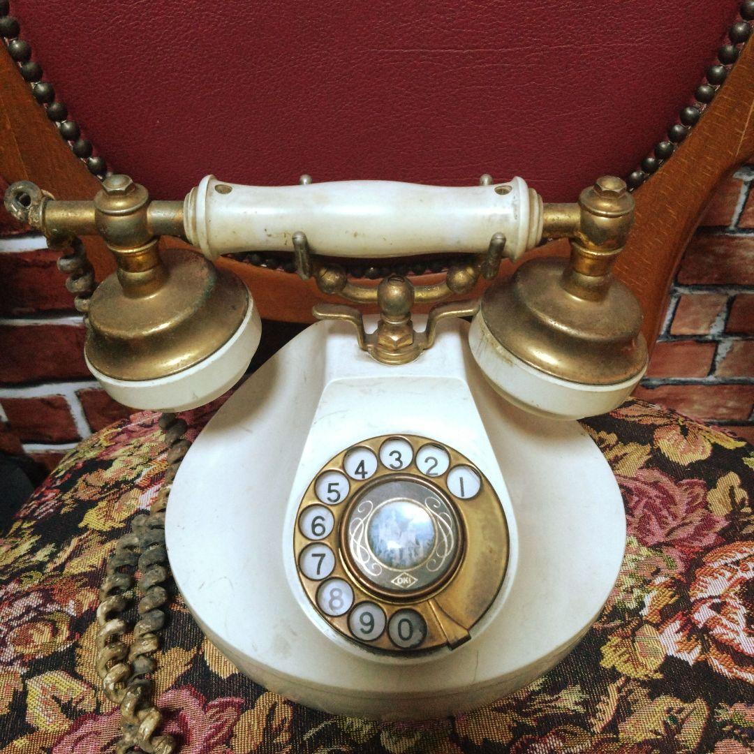 置物 antique telephone