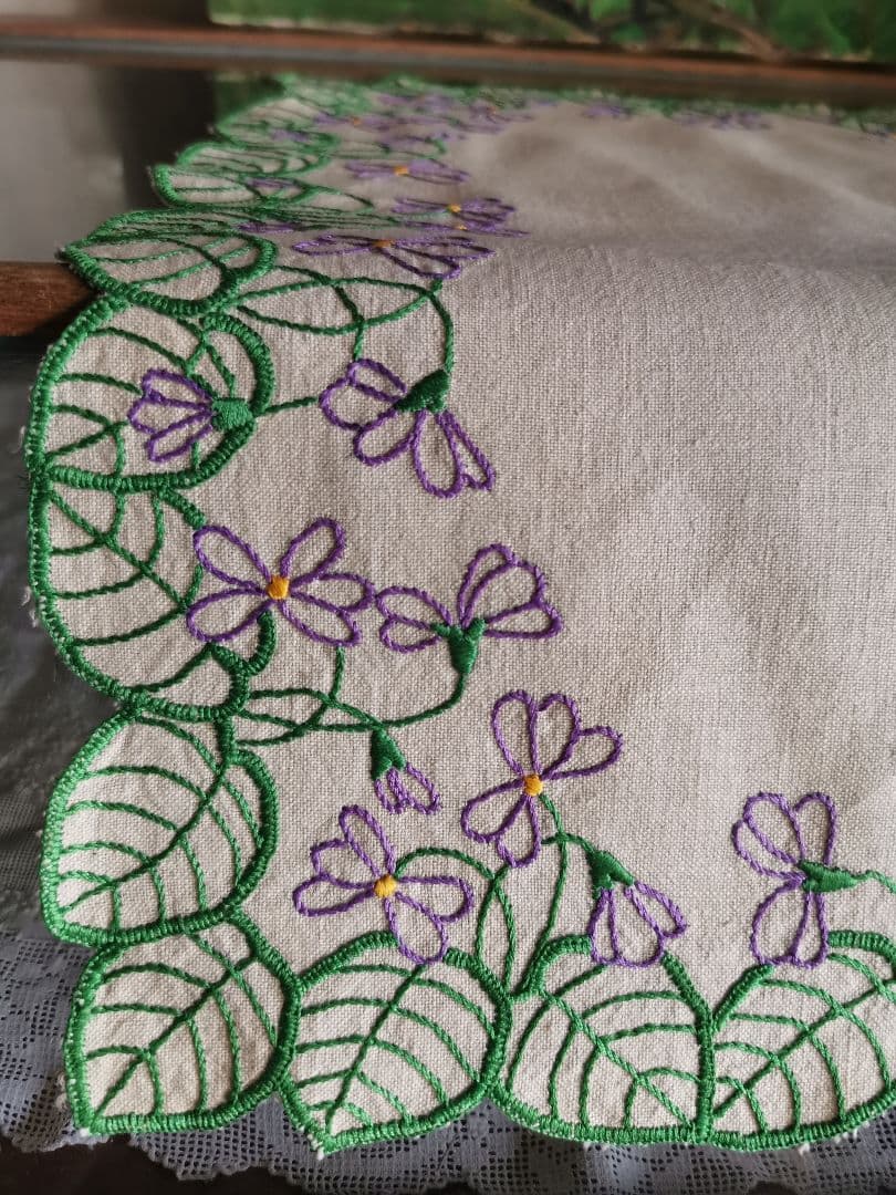 アンティーク/ヴィンテージ フランス 菫の葉と花のカットワーク刺繍 リネンクロス