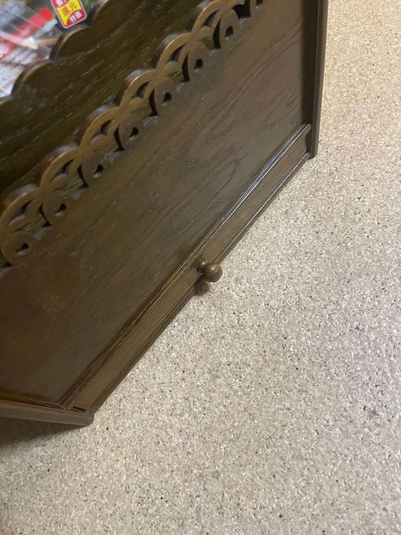 パリの雑貨屋シリーズのアンティーク調の木製マガジンラック