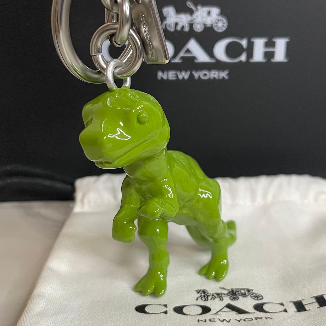 COACH 恐竜キーホルダー グリーン