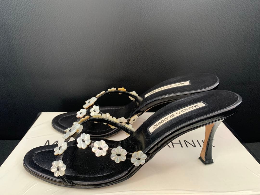 マノロブラニク ブラック ミュール フラワーモチーフ