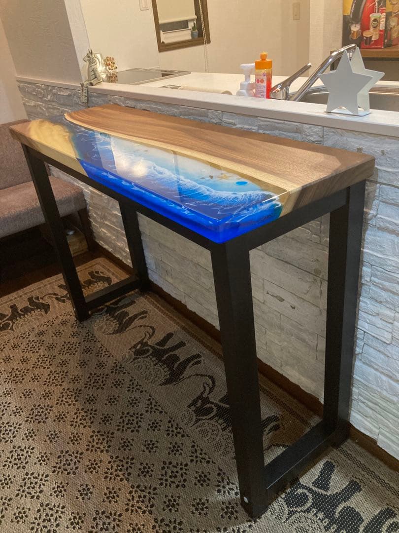 ダイニングテーブル　カウンターテーブル　レジンテーブル　キッチン　椅子