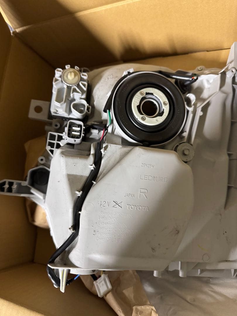 ハイエース　純正LEDヘッドライト　サイト