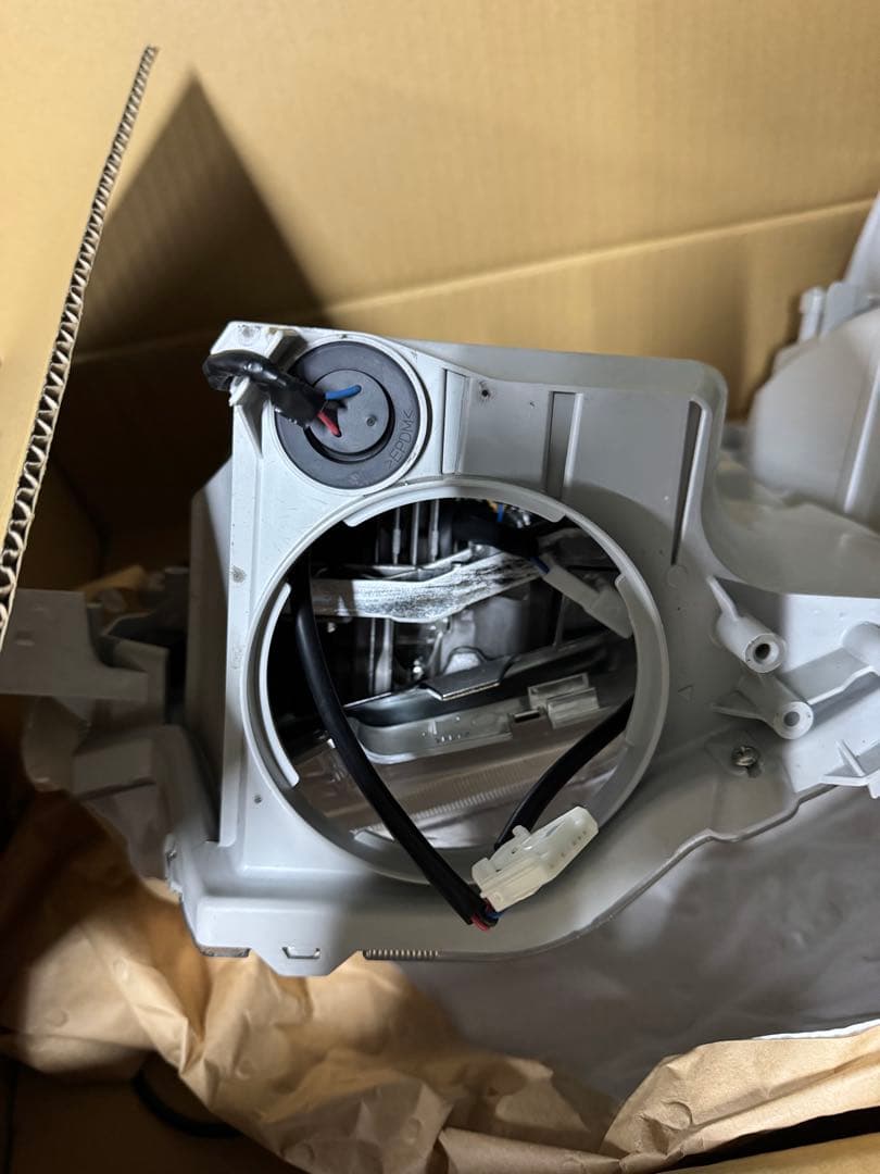 ハイエース　純正LEDヘッドライト　サイト