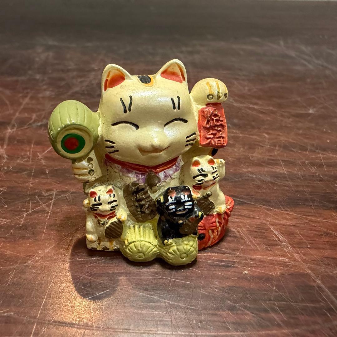 ＡＴー２０２ とても珍しい頭より手の高い招き猫 陶器製 花柄装飾 3体セット