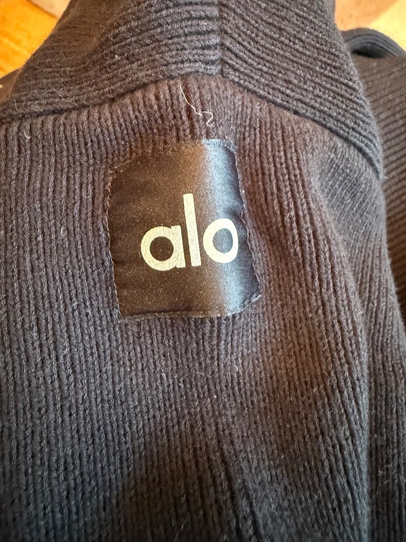 ゆゆ未使用　Alo Yoga スカラー フード付きセーター　黒　xs