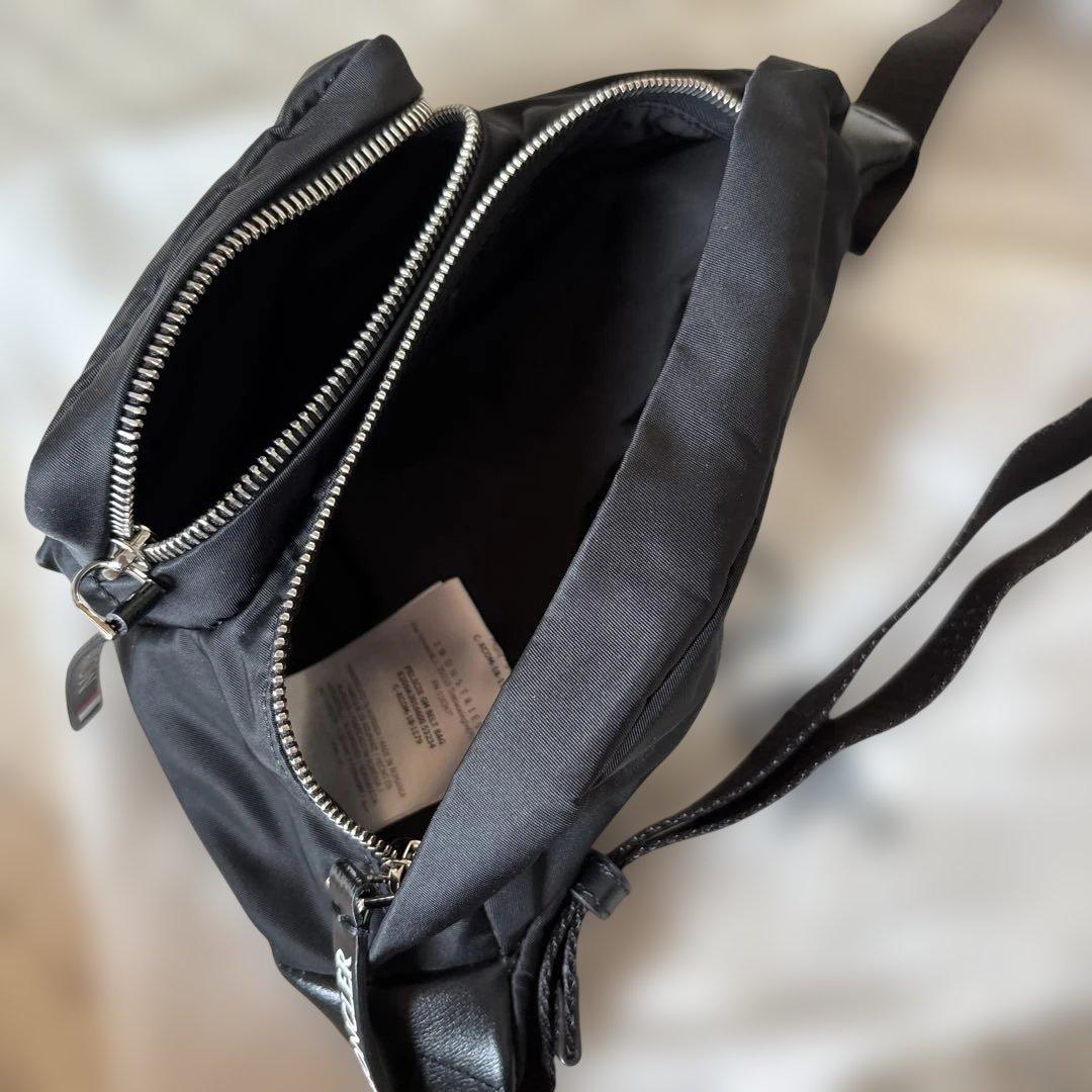 MONCLER ブラック ボディバッグ