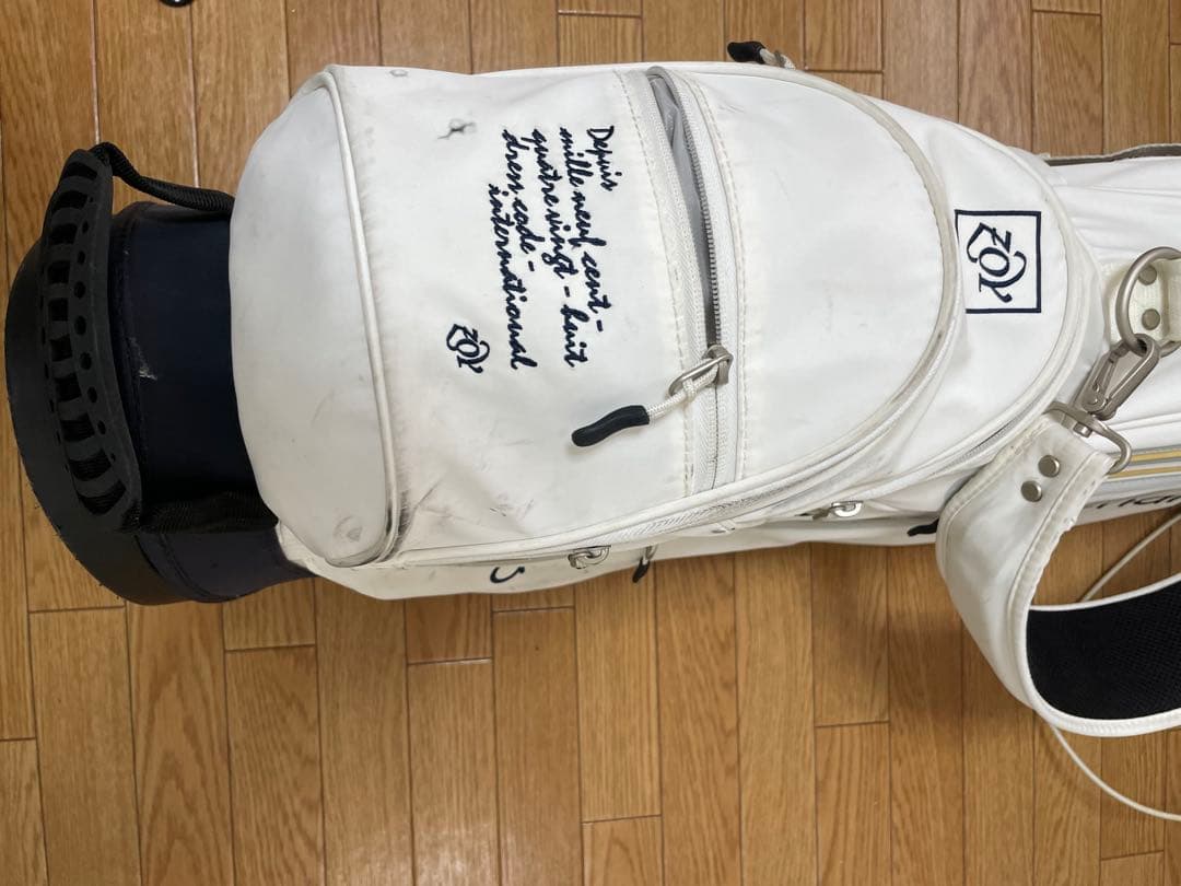 ゾイホワイト ゴルフバッグ スタンド式ヘッドカバー付き
