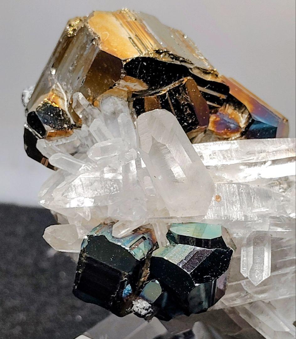 皇*ン様 【126g】カラーパイライト 水晶クラスター 共生 台座付 インドネシ