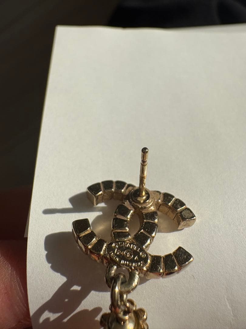 CHANEL ロゴ付きパールピアス(片耳用)