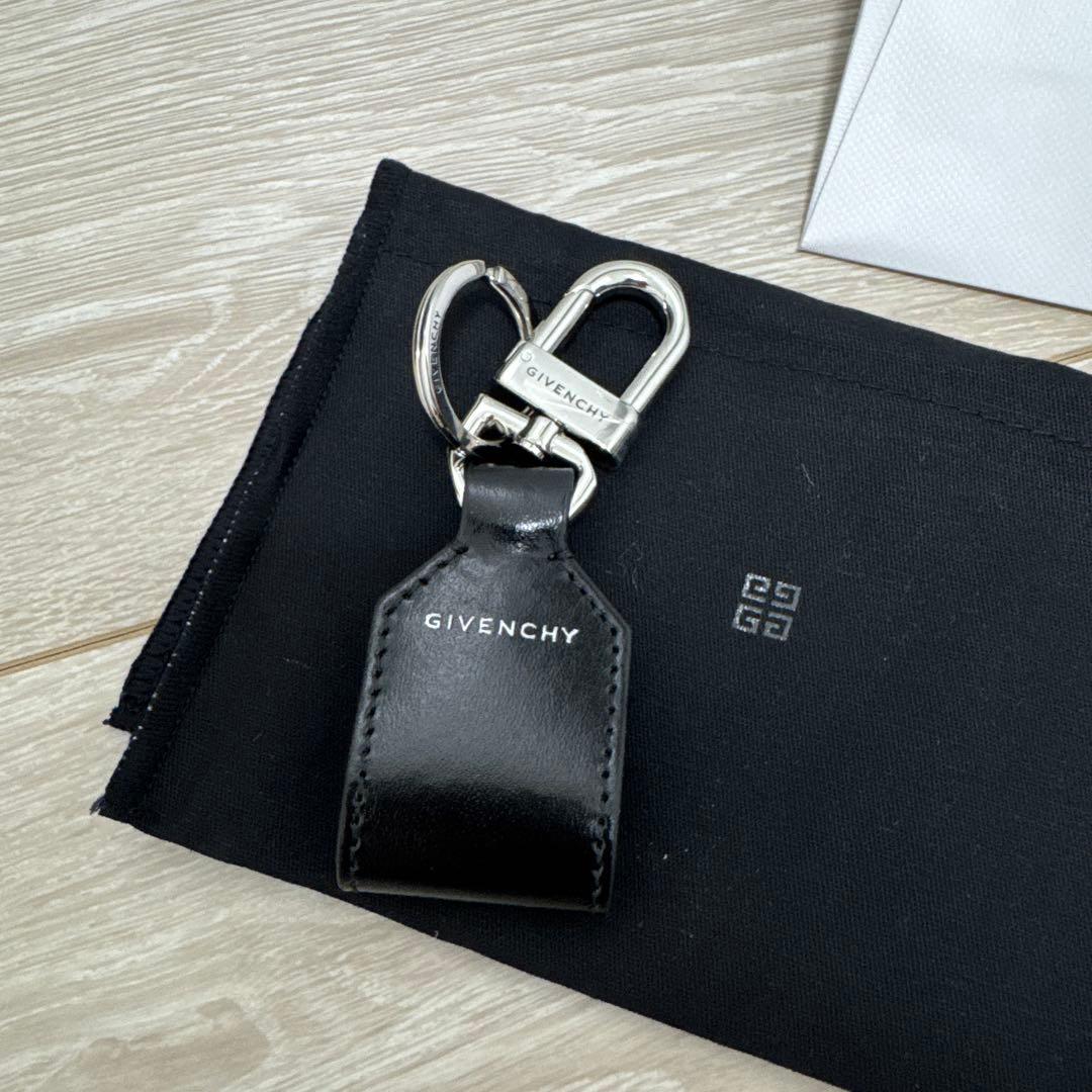 GIVENCHY ブラックレザーキーホルダー