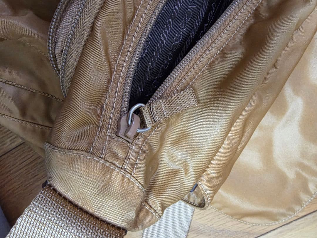 PRADA ナイロンバッグ ベージュ(ゴールド)