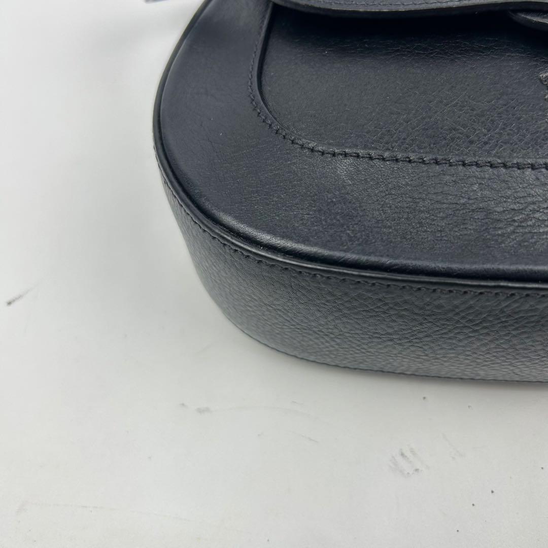 【美品】イルビゾンテ　ショルダーバッグ　レザー　フラップ　ロゴ型押し　現行タグ