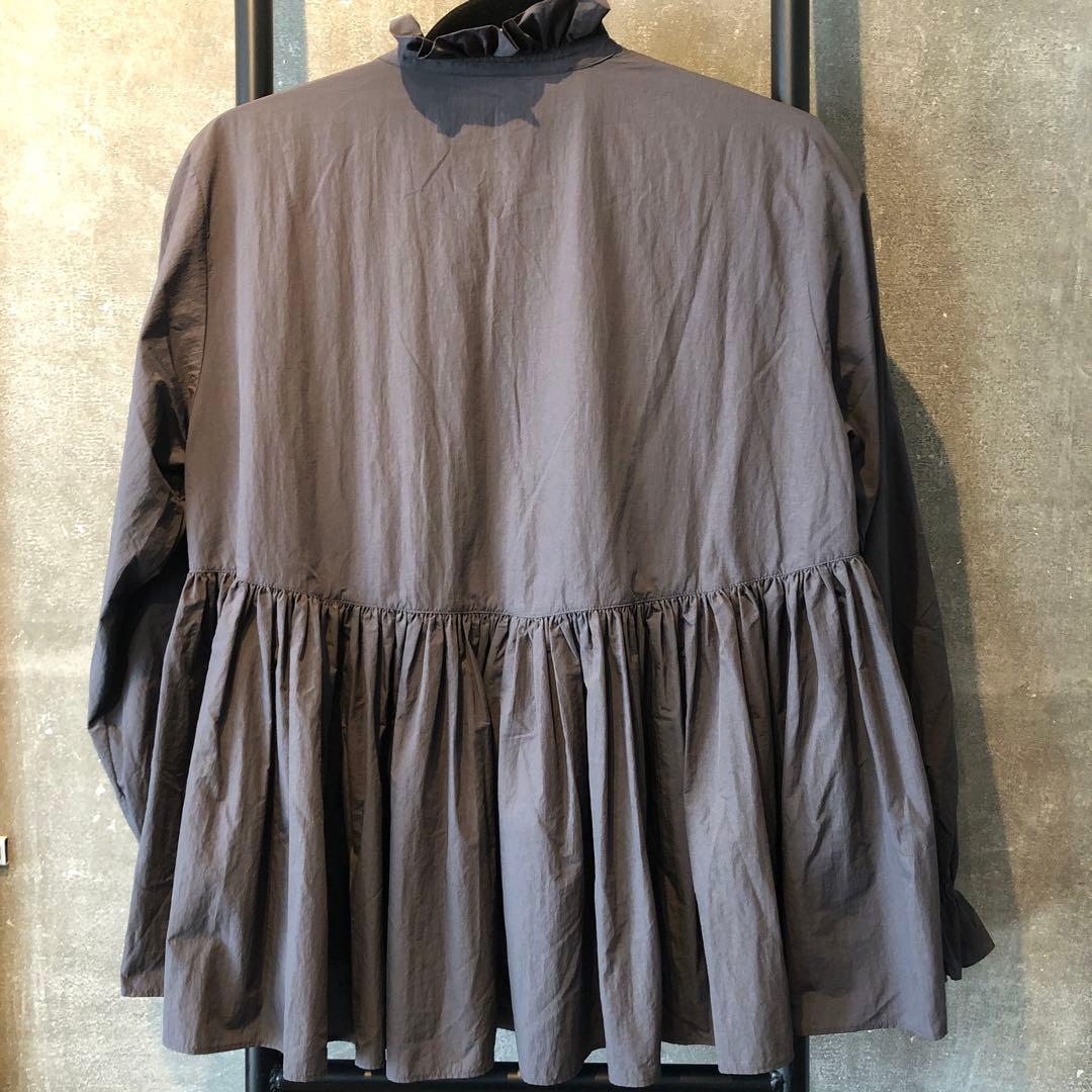 美品 IENAイエナ ライトタフタショートギャザーブラウス チャコールグレー