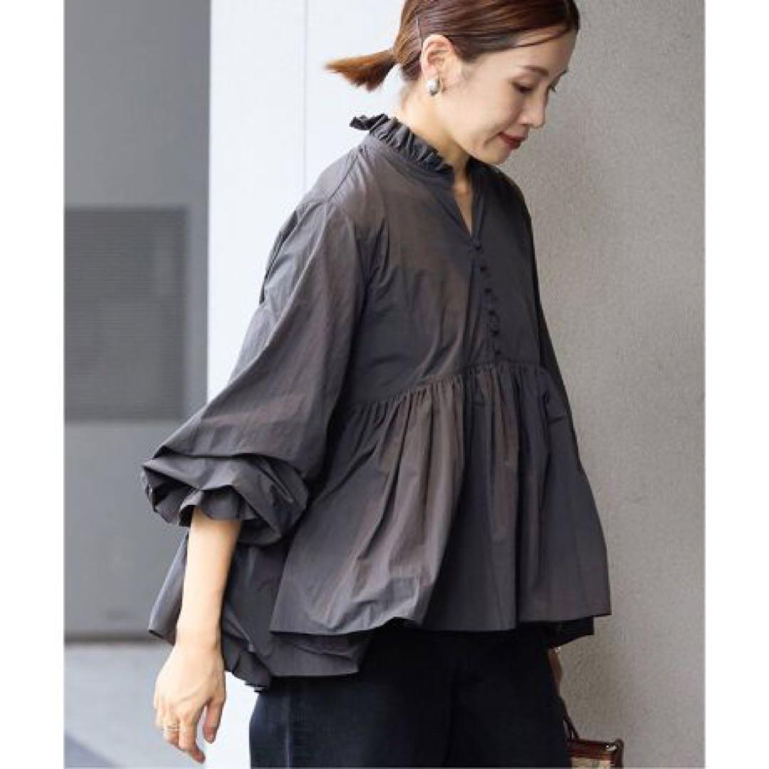 美品 IENAイエナ ライトタフタショートギャザーブラウス チャコールグレー