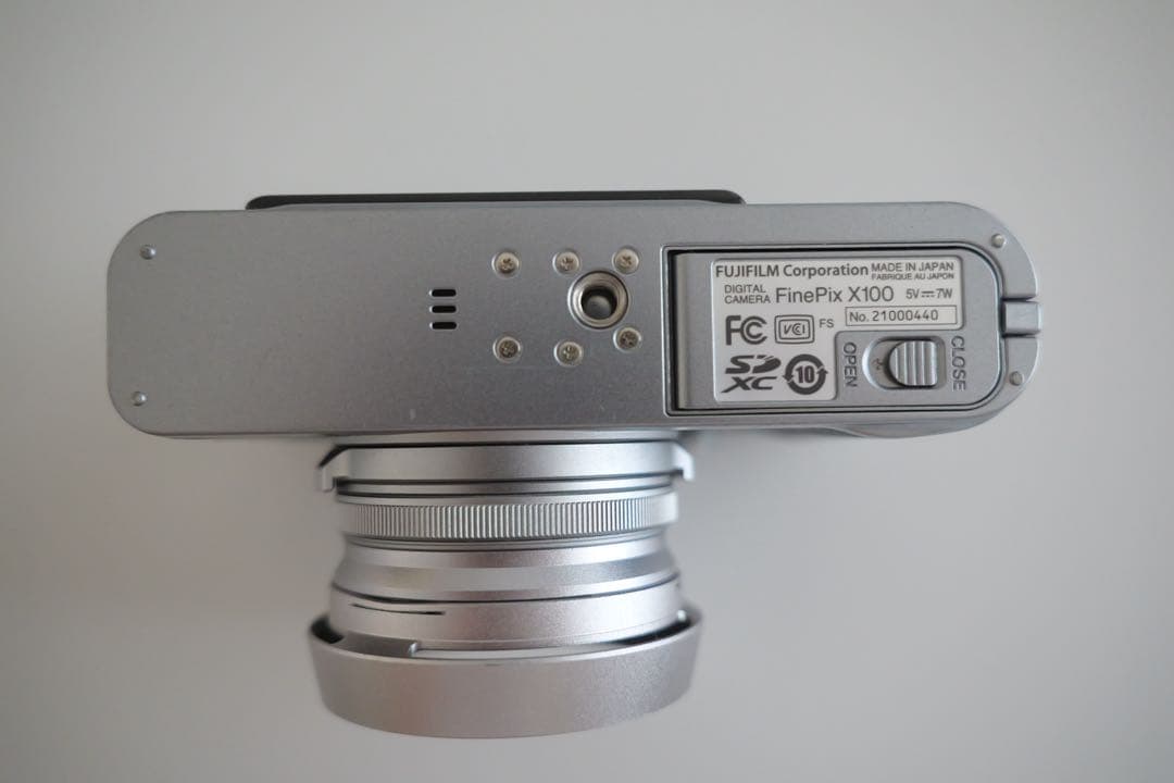 美品 fujifilm X100 オールドコンデジ　SDカード付　アクセサリ付