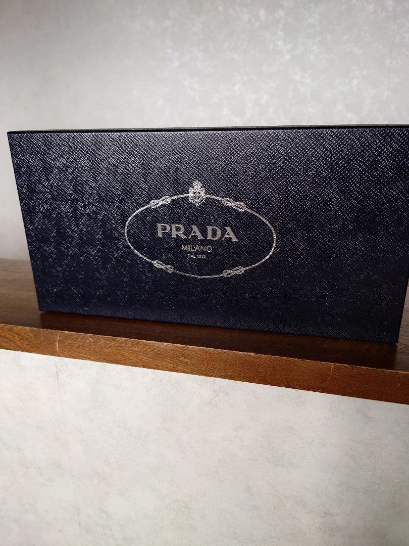 PRADA ブラック フラットシューズ ゴールドチェーン　サイズ381/2